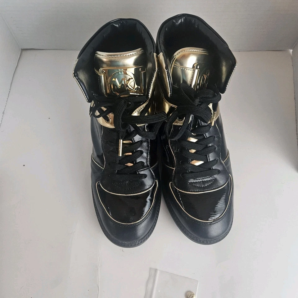 Zapatilla deportiva Michael Michael Kors Nikko negra/dorada de caña alta con cuña talla 9,5 Foto 2 de 4