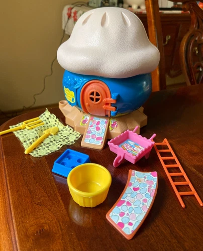 Vintage 1981 Strawberry Shortcake Blueberry Garden Shoppe w/ Some Accessories