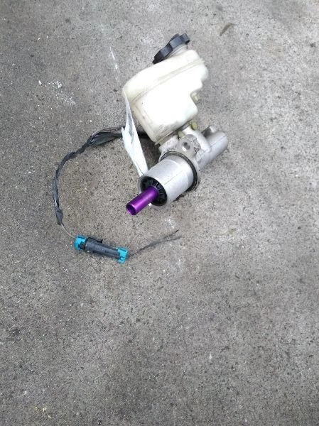 Cilindro maestro de freno compatible con 03-07 VUE 81088 Foto 3 de 4