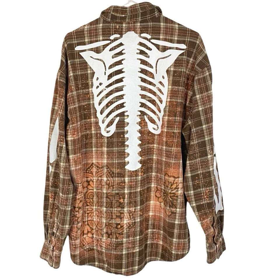 Camisa masculina de flanela esqueleto upcycled grande unissex respingo xadrez marrom branqueado - Imagem 2 de 4