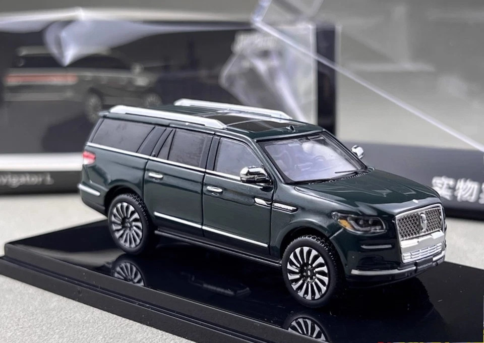 Shadow 1:64 Lincoln Navigator L SUV Green