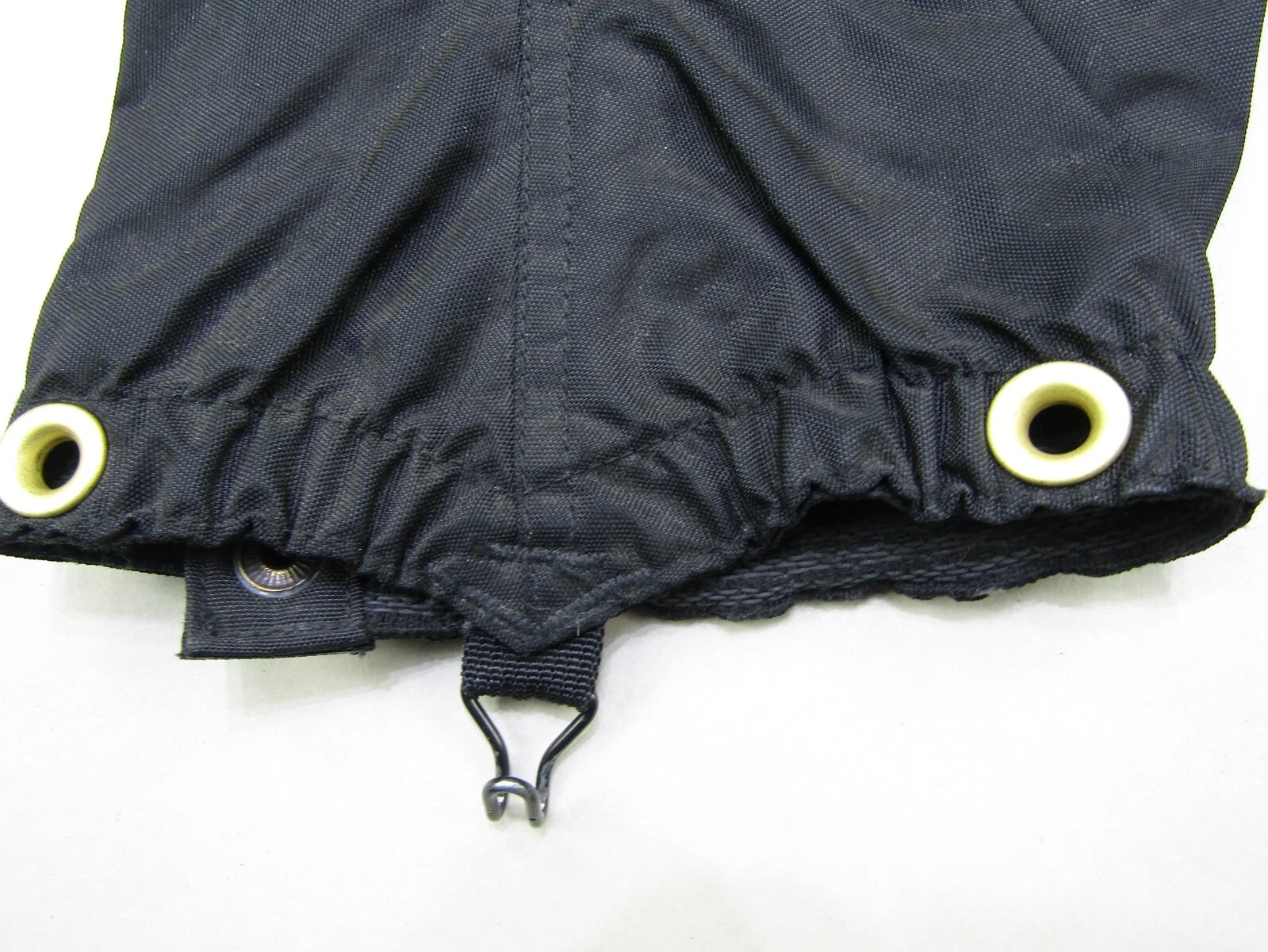 mountain-hardwear gaiters nylon hiking protection logo 