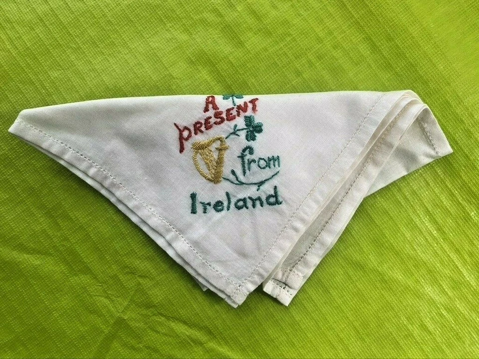Pañuelo vintage bordado citas 1 de Francia y 1 de Irlanda Foto 3 de 4