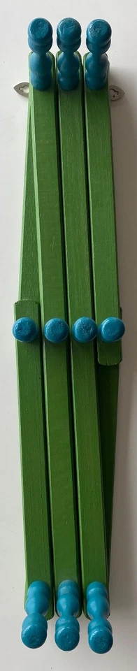 老式木制可扩展 10 Peg 壁挂马克杯/帽子架:蓝色和绿色 — 第 4/4 张图片