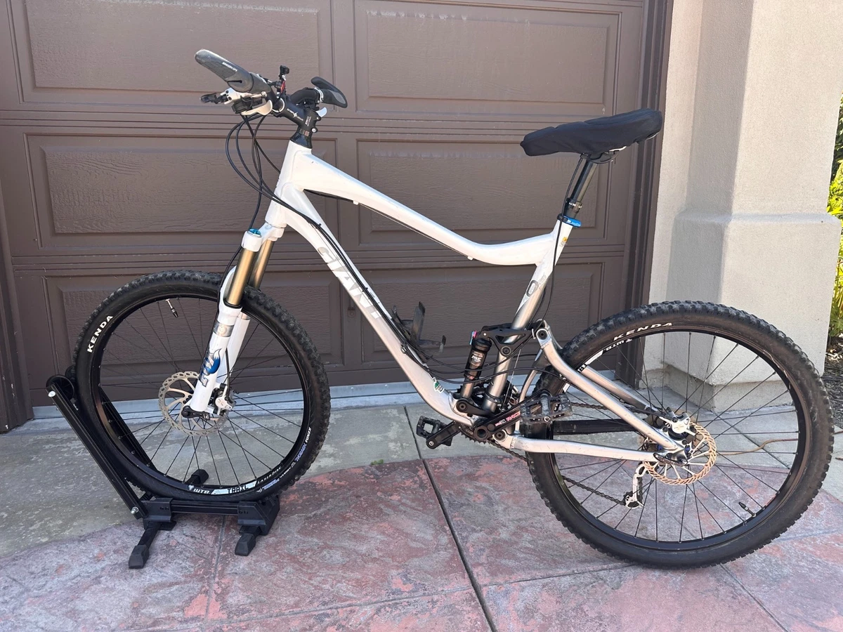 Giant Mountain Bike Full Suspension (Front & Rear) 26 in Bikes for