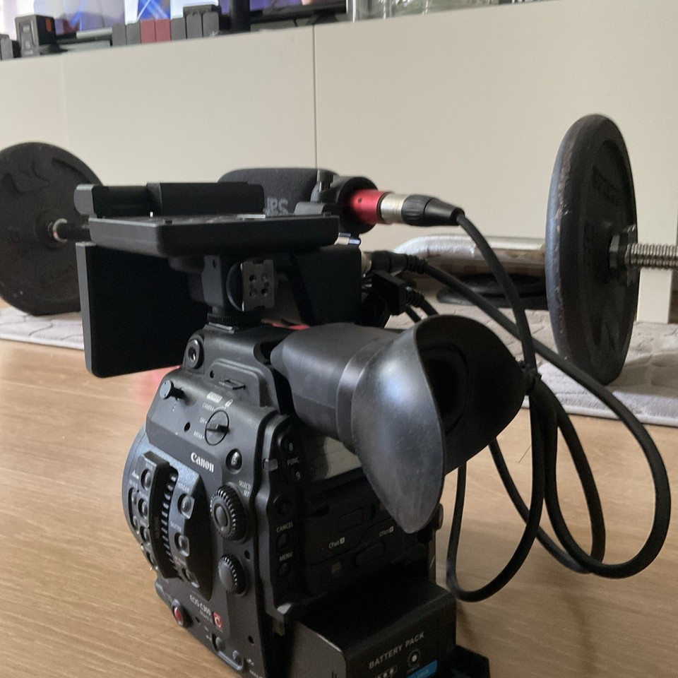Canon EOS C300 Mark II 4K Cinema Camera + écran + poignée + micro ...