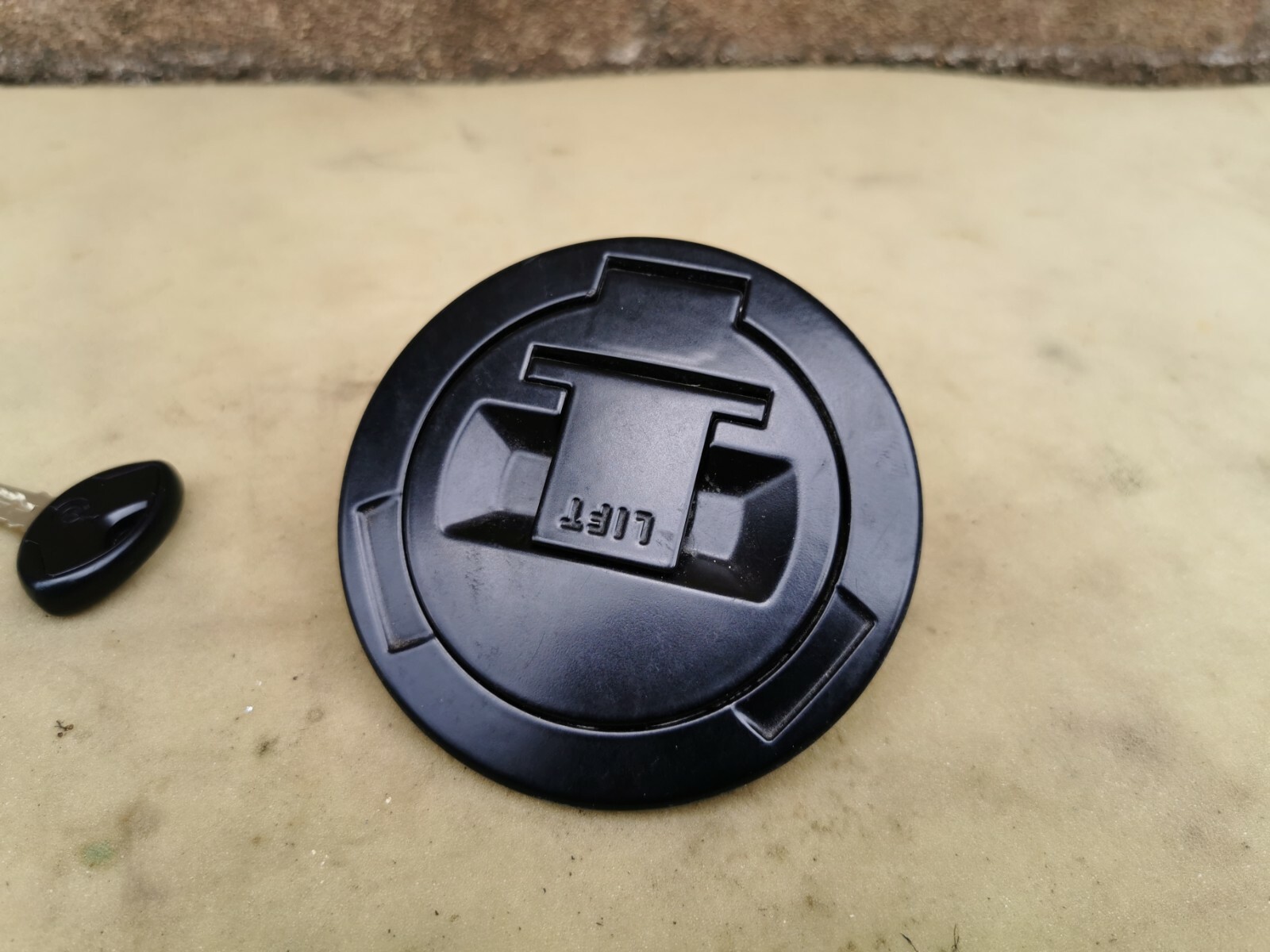 BMW F800 GT Fuel Tank cup lid cover with key 7690758 | eBay
