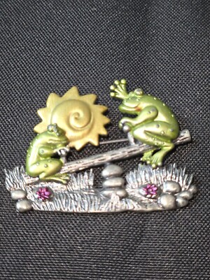 DD 2 Frogs on a Seesaw ''Every day is the beginning of a new journey'' Brooch/6D