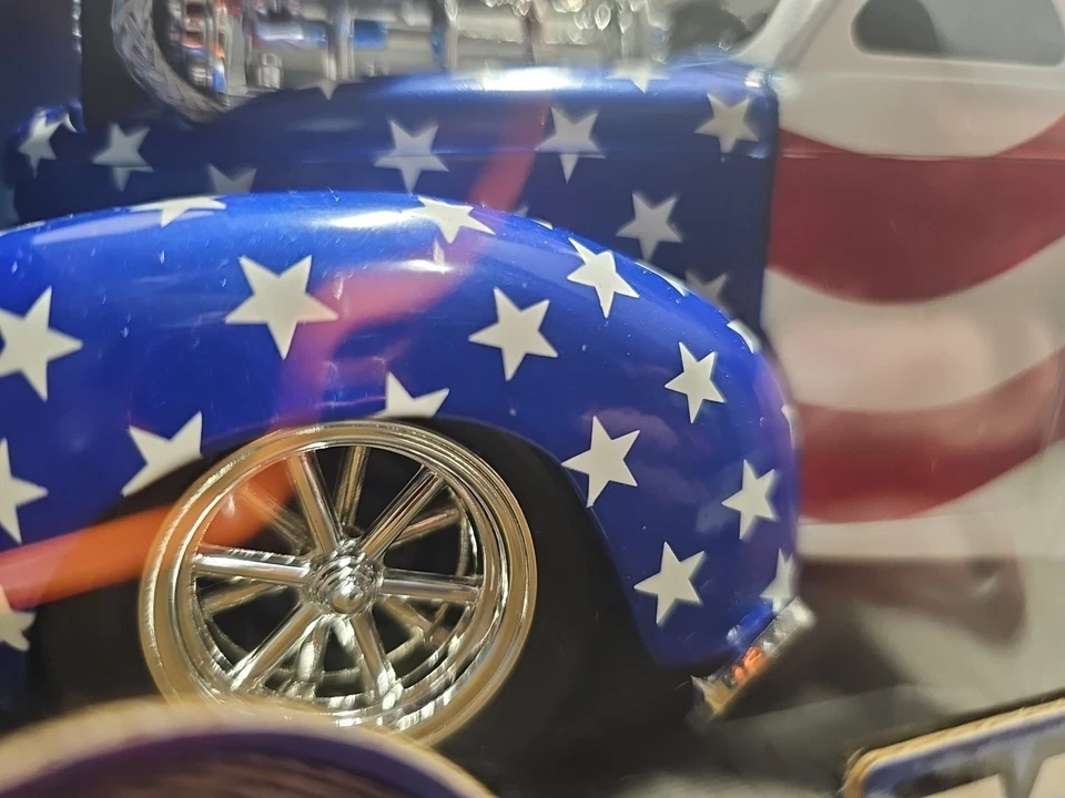 Vntg '01 Muscle Machines 1941 Willys Coupe Stars And Stripes 1:18 Die-Cast Car  - Image 4 of 4