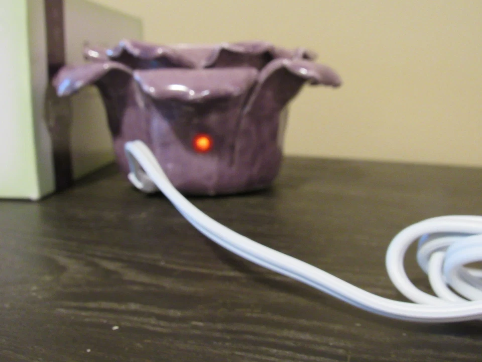 Scentsy 花瓣紫色花朵蜡加热器 2013 年已停产 — 第 3/4 张图片