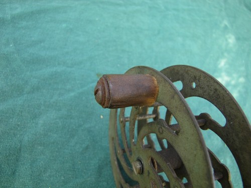 Carrete de pesca antiguo de 4 1/2" sin fabricante en él. - Imagen 6 de 6