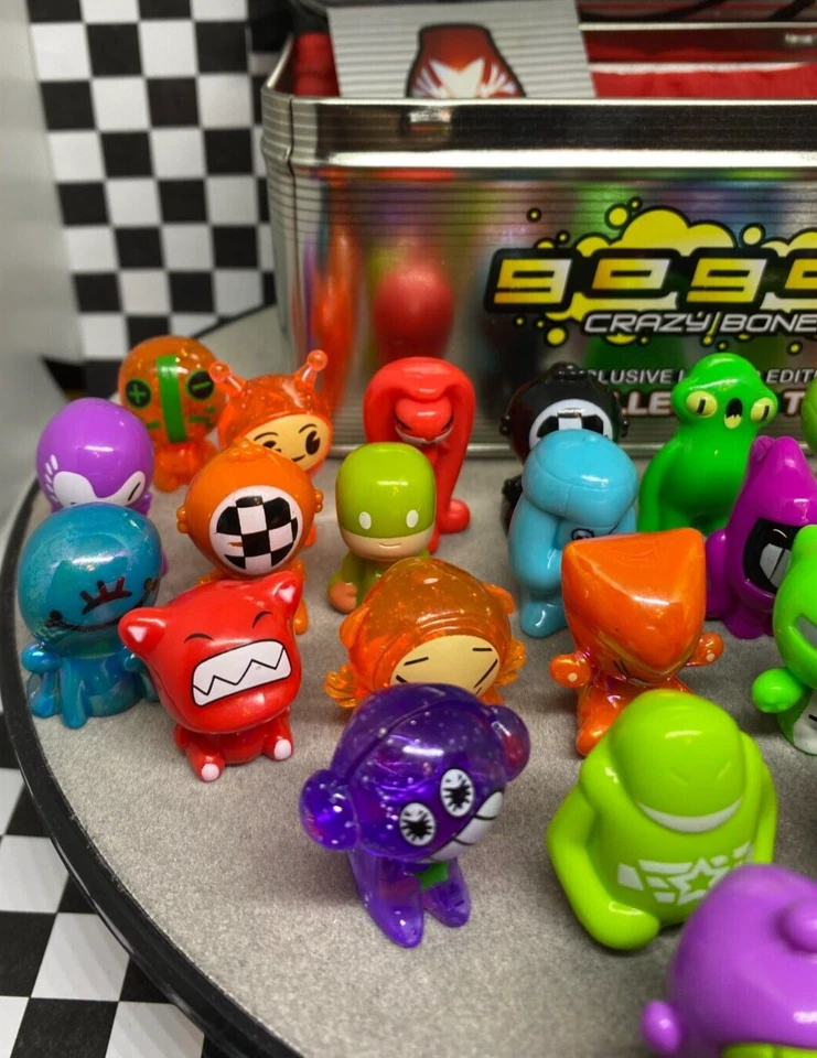 *EXCLUSIVE* GoGos Crazy Bones 2010 Collector Tin with 35 Figures,Checklist,& Bag - Image 4 of 4