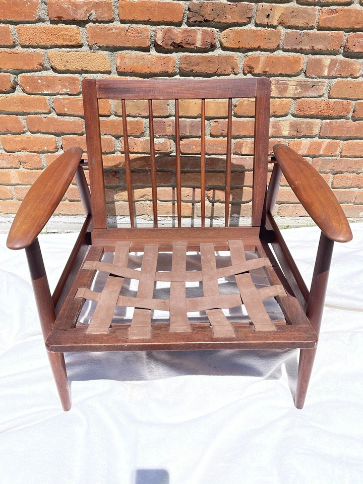 Espreguiçadeira moderna de nogueira do meio do século, encosto fuso, braços esculpidos - Imagem 3 de 4