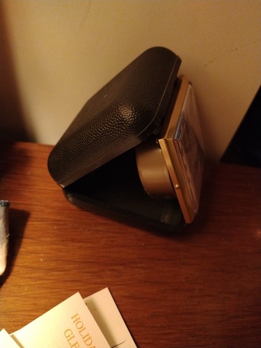 Reloj despertador de viaje Equity vintage tono dorado estuche negro cuerda manual - Imagen 4 de 6