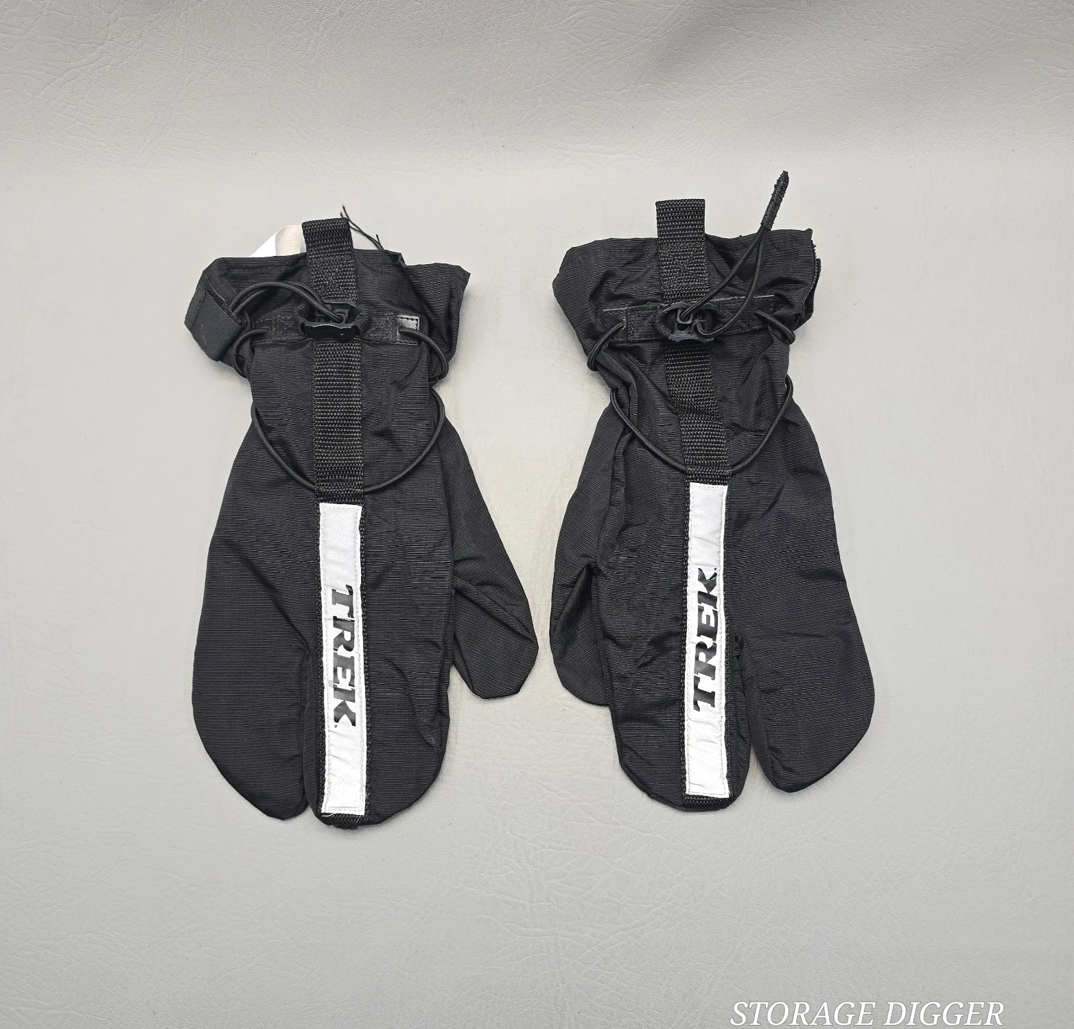 VTG Trek Men's Outdoor Strip Overmitt Medium Black 100% PVC Waterproof Gloves
Opens in a new window