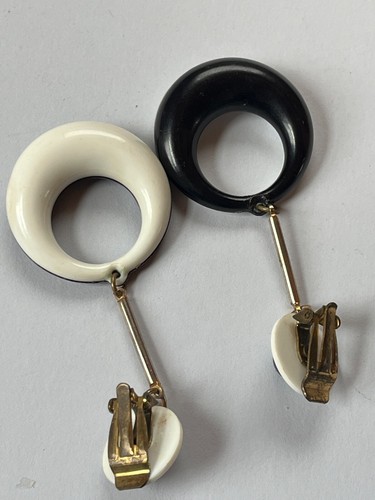 Vintage Long Black & White Plastic Thin Disk w Open Plastic Circle Clip Earrings - Picture 5 of 7