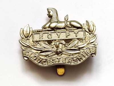 Gloucestershire Regiment Mützenabzeichen weiß Metall Schieber Hersteller Munition UK Ägypten Sphinx