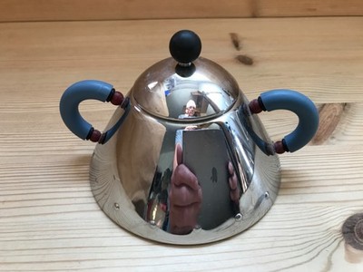 neuwertige  Zuckerdose 9097 von ALESSI Michael Graves zum Wasserkessel No. 9093