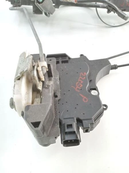 Actuador de bloqueo de pasajero Mitsubishi Outlander 2008 con mango plateado OEM  Foto 2 de 4