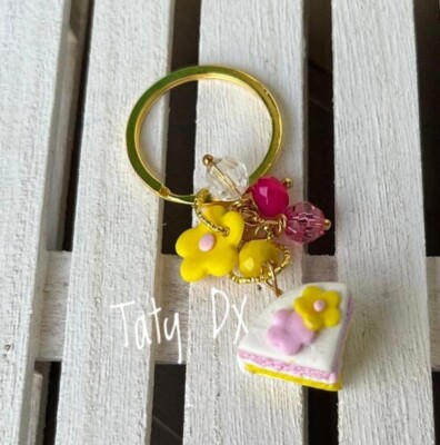 KEYCHAIN SLICE OF CAKE AND YELLOW FLOWER h 8 cm art.2628