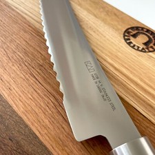 KAI Wasabi Black Brotmesser – 23 Cm Klinge, Schwarzer Griff, Rostfreier Edelstahl