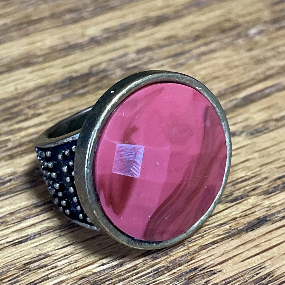 Lia Sophia JUPITER Ring Size 5 Pink/Red Stone w/Gold Tone Band - Image 2 of 4