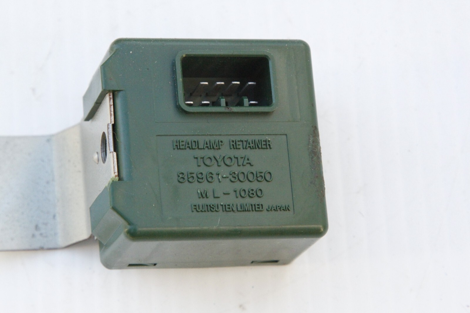 9597 Toyota Land Cruiser FJ80 Headlamp Retainer Relay 8596130050 OEM