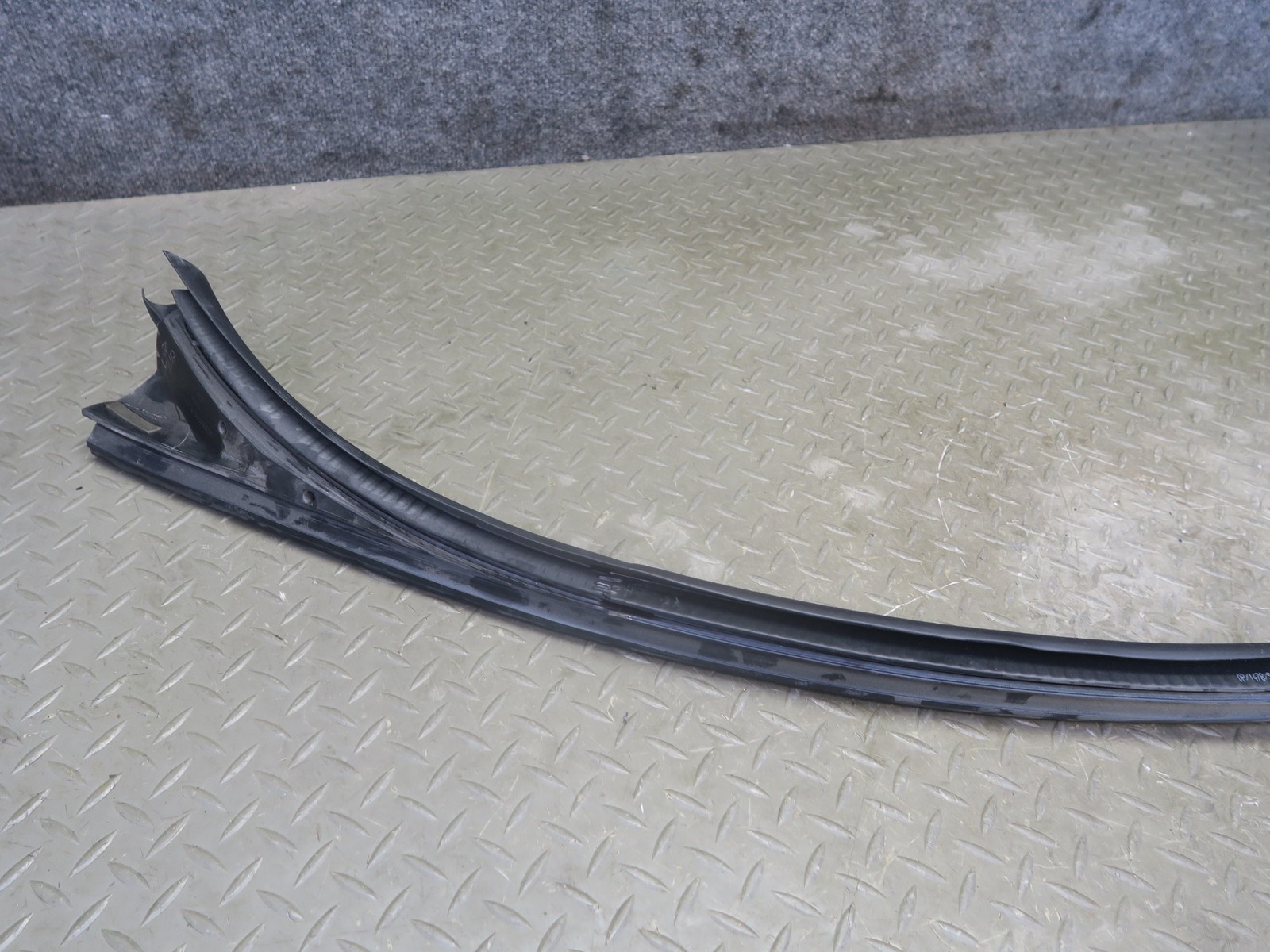 08-19 MASERATI GRANTURISMO M145 LEFT DOOR UPPER WEATHERSTRIP RUBBER SEAL GASKET