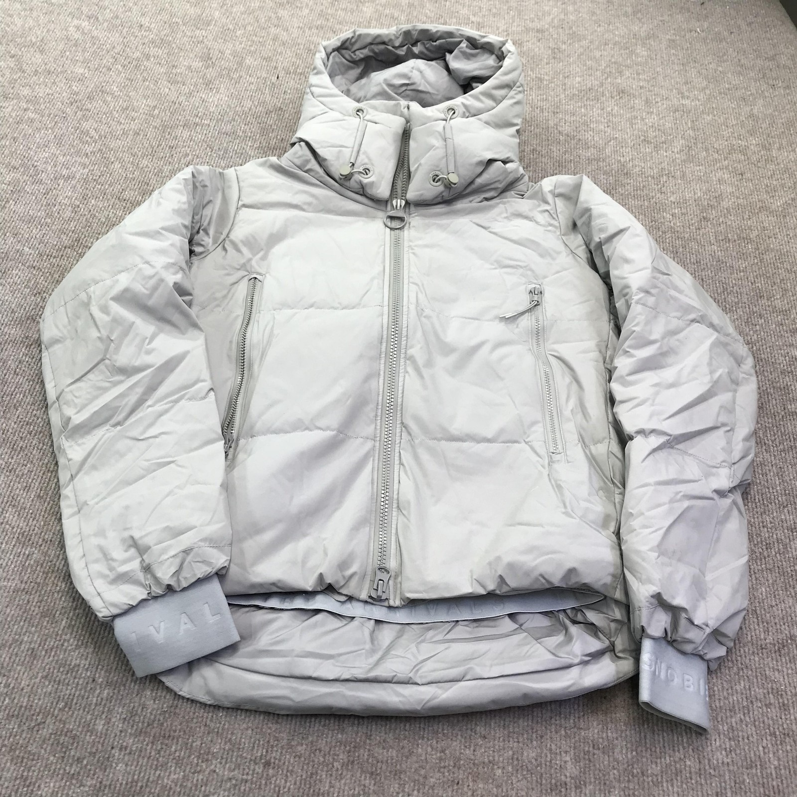 The Arrivals Puffer Jacket Mens Small Gray Hooded Down Coat NYC Modern Winter