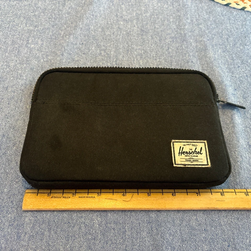 Funda protectora acolchada suave The Herschel Co MacBook OS/iPad Mini/Tablet negra Foto 2 de 3