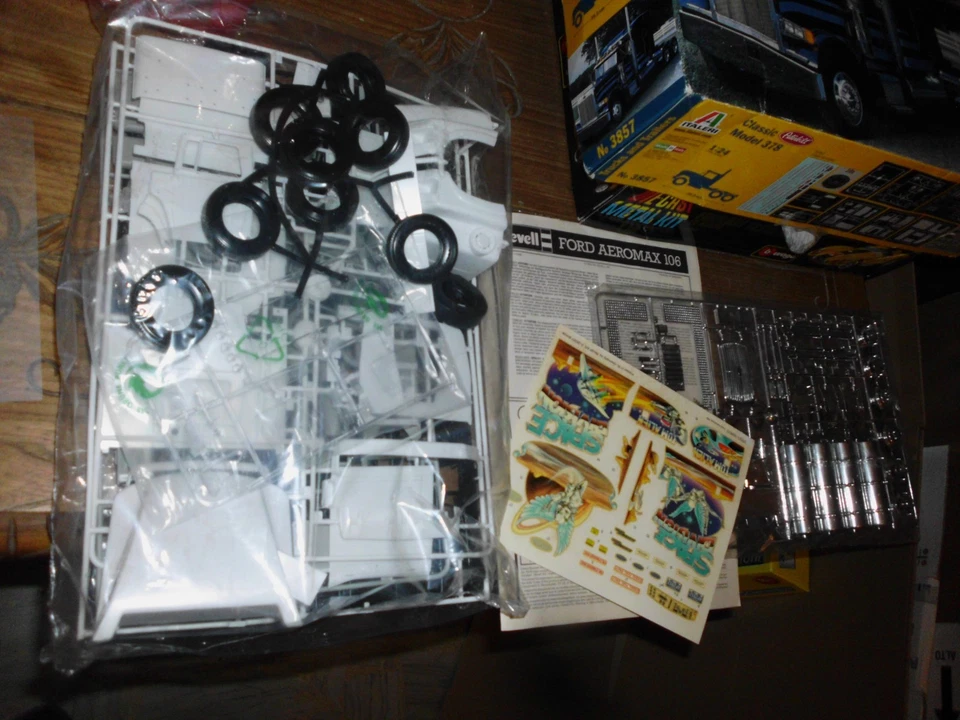 Revell 07521 kit Ford Aeromax 106 1:24 space division tom alien - Immagine 3 di 4