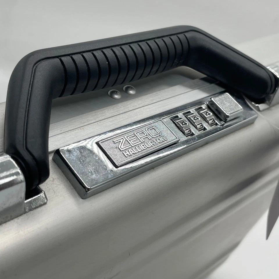 Bolso de negocios Zero Halliburton de aluminio con cierre de esfera plateado Foto 3 de 4