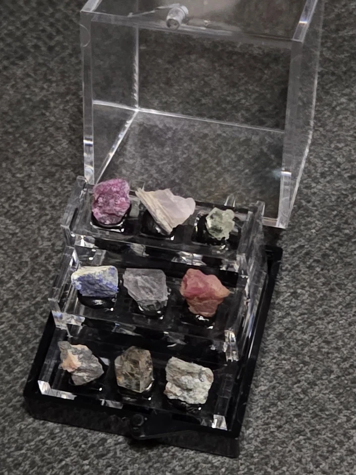 Colección de minerales fluorescentes más pequeña del mundo Foto 3 de 4