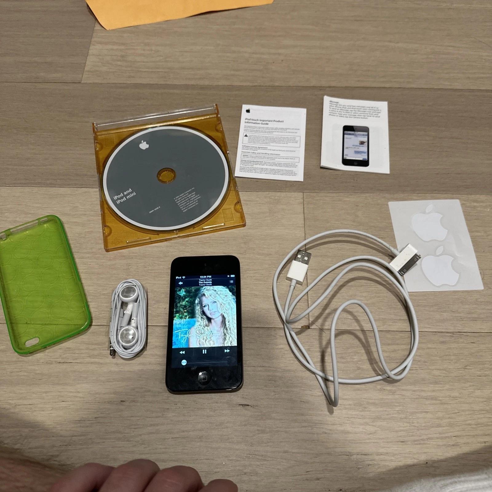 Apple iPod Touch 4th Generation 8GB Player Bundle Clean W Case Charger Headphon