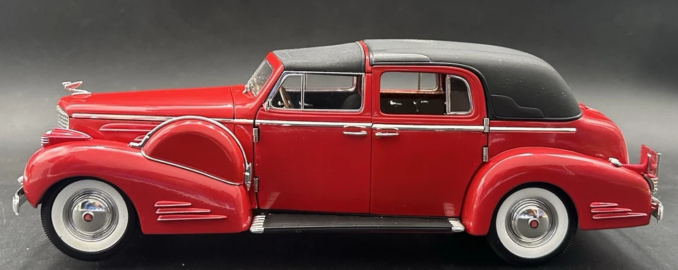 Signature 1938 Cadillac V16 Fleetwood 1:18 Scale Die Cast Car Model Red - Image 2 of 4