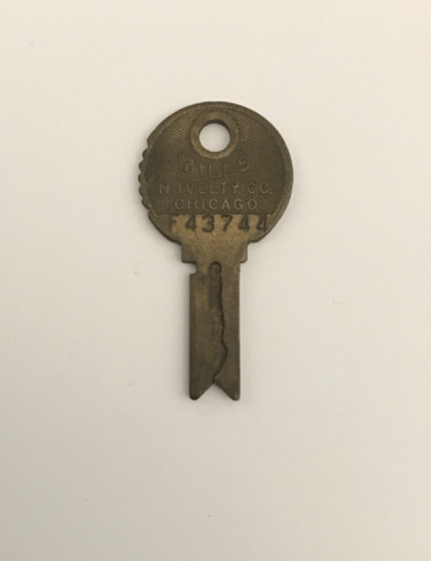 Original VINTAGE Coin Slot Machine Key Mills Novelty F43744