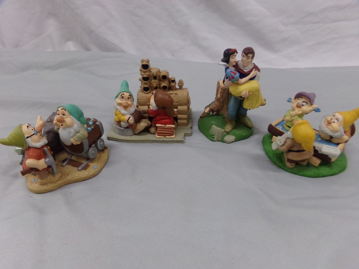 DISNEY STORE LIL CLASSIC SNOW WHITE AND THE SEVEN DWARVES PVC SET
