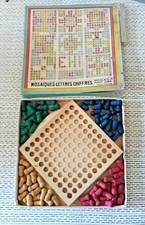 Très ancien jeu de Mosaïques Lettres Chiffres en bois glacé du Haut-Jura