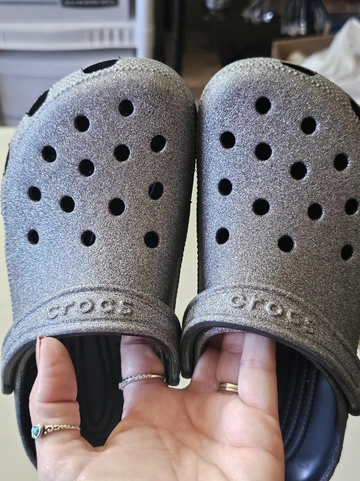 Crocs prata glitter clássico tamancos sandálias tamanho feminino 8 masculino 6 - Imagem 2 de 4
