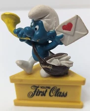 You’re First Class – Mailman Smurf on Pedestal – Peyo Schleich