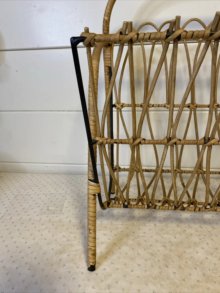 Soporte de cargador boho envolvente interior vintage de mediados de siglo de bambú de ratán y acero Foto 2 de 4