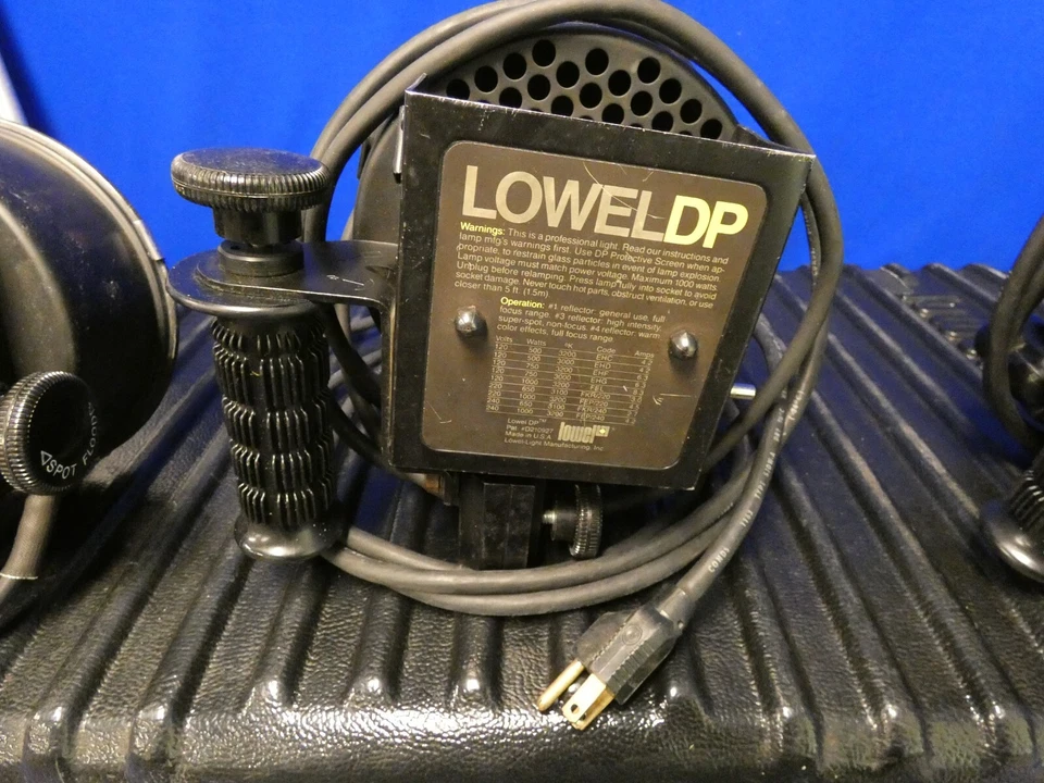 Lowel DP Light Kit QTY 3 w/Lowel On-Off Power Cords, Case, 3 Lowel Light Stands - Image 4 of 4