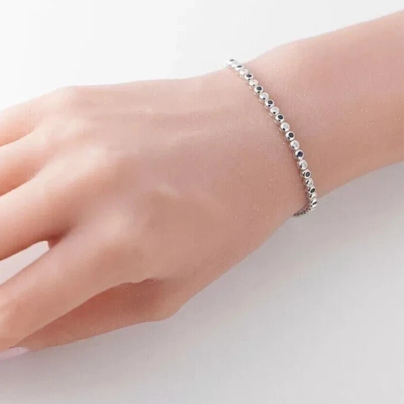 Brazalete de tenis de zafiro azul y diamantes redondos creado en laboratorio enchapado en oro blanco de 14K Foto 4 de 4