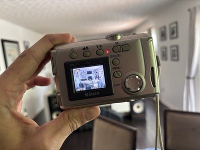 NIKON Coolpix 2000 2.0MP Zoom 3X Compact Digital Camera - Silver