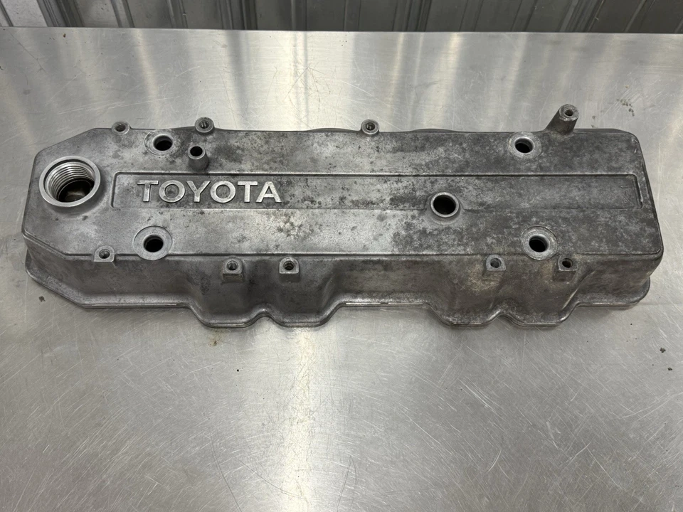 1989/90-95 Toyota Pickup/4Runner EFI 22RE Valve Cover OEM Later Style - Image 2 of 4