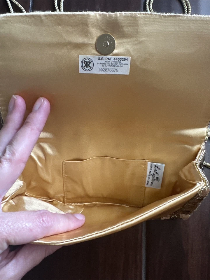 Bolso de noche vintage La Royale dorado con lentejuelas y flecos - mediados de la década de 1980 Foto 3 de 4