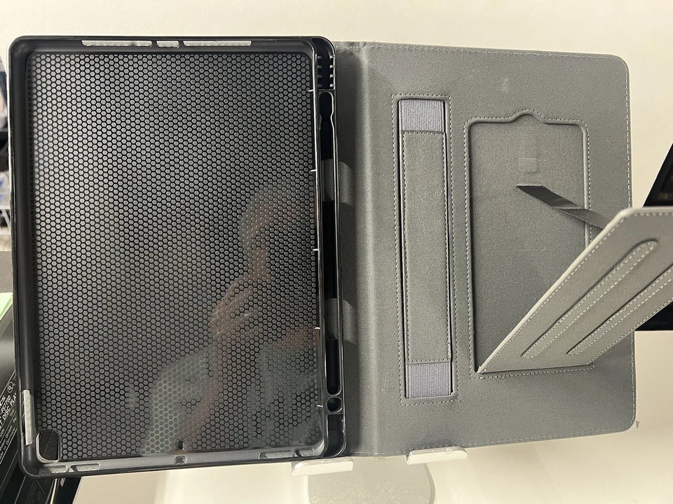 Estuche de transporte gris gamuza iPad 10.2 10' x 7" Foto 3 de 4