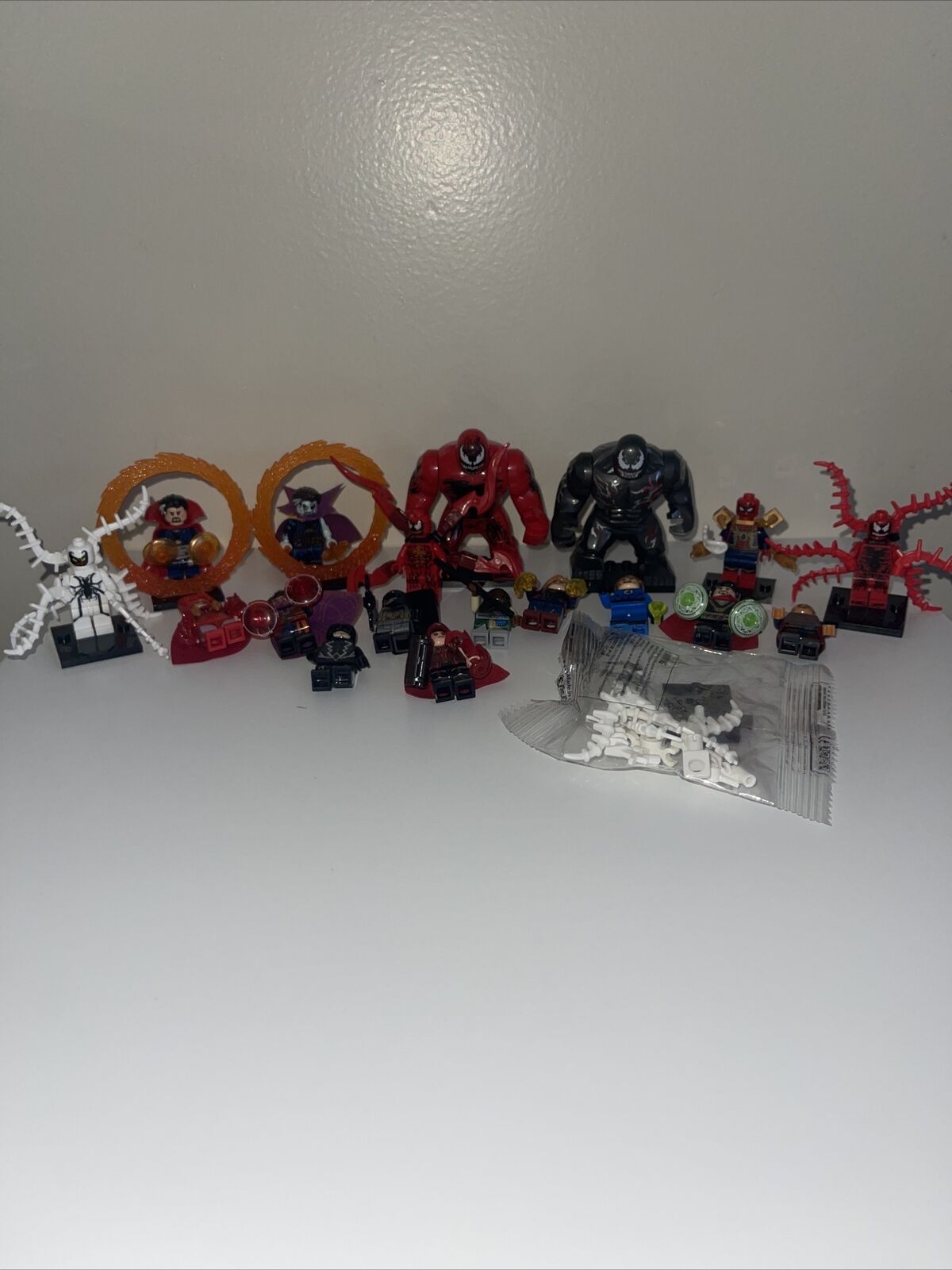 Lote de figuras en miniatura de superhéroes y villanos