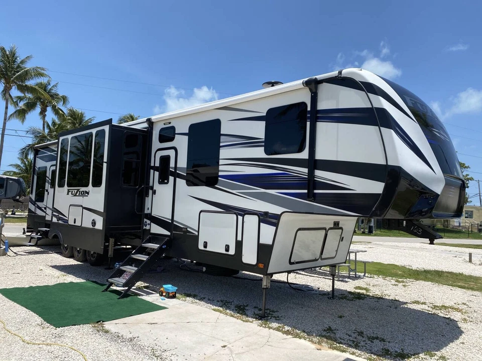 2019 Fuzion 5th Wheel Toy Hauler Camper RV Florida Great Shape Clean L@@K!!! - Image 3 of 4