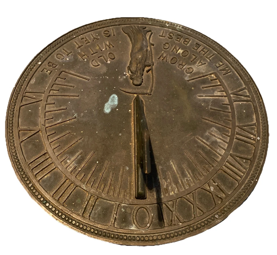 Antiguo reloj de sol Parca de bronce envejece junto conmigo lo mejor está por ser Foto 2 de 4